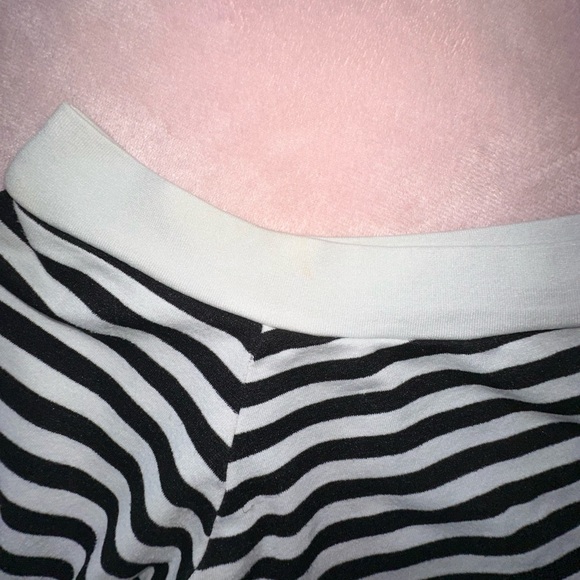 Black & White Striped Off-Shoulder Crop Top · Fits S/M - Picture 4 of 6